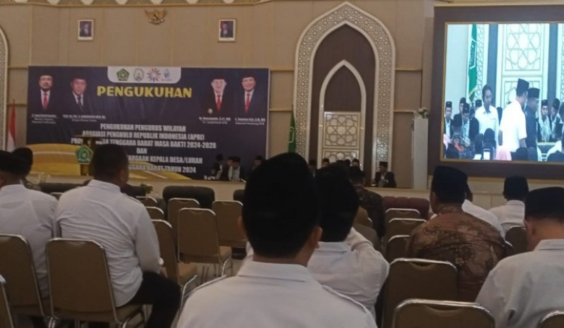 Pengukuhan APRI dan pemberian penghargaan kepada kepala desa &amp; lurah se pulau lombok