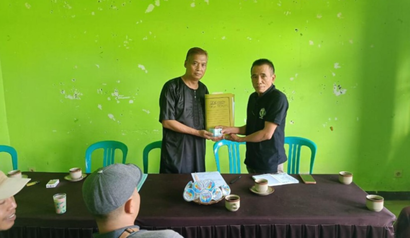 Acara serah terima E-KTP/KK/KIA/Akte kelahiran/Akte kematian dan Akte perkawinan pelayanan desa tempos kecematan gerung kabupaten lombik barat